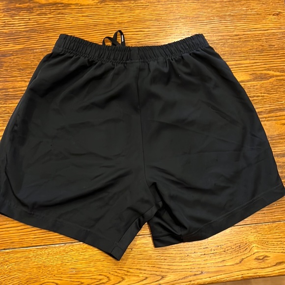 Men’s small gym shark black shorts with zipper pockets. - Picture 2 of 5